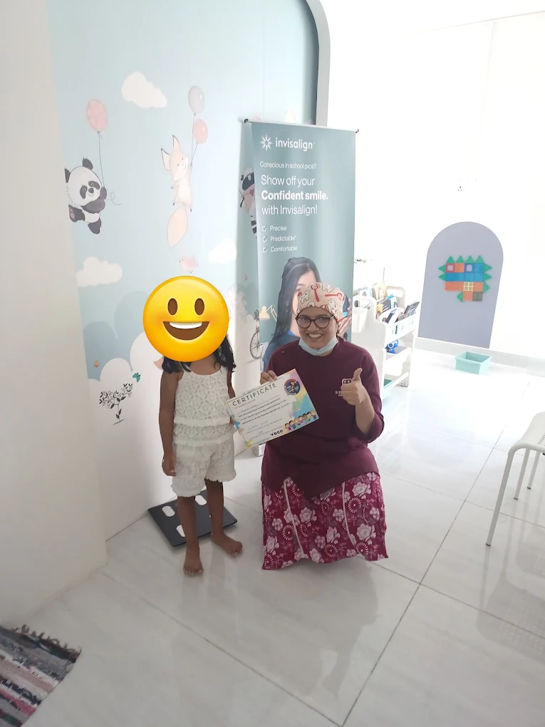 Brave kid from Akshayanagar receiving certificate of clean teeth after successful treatment